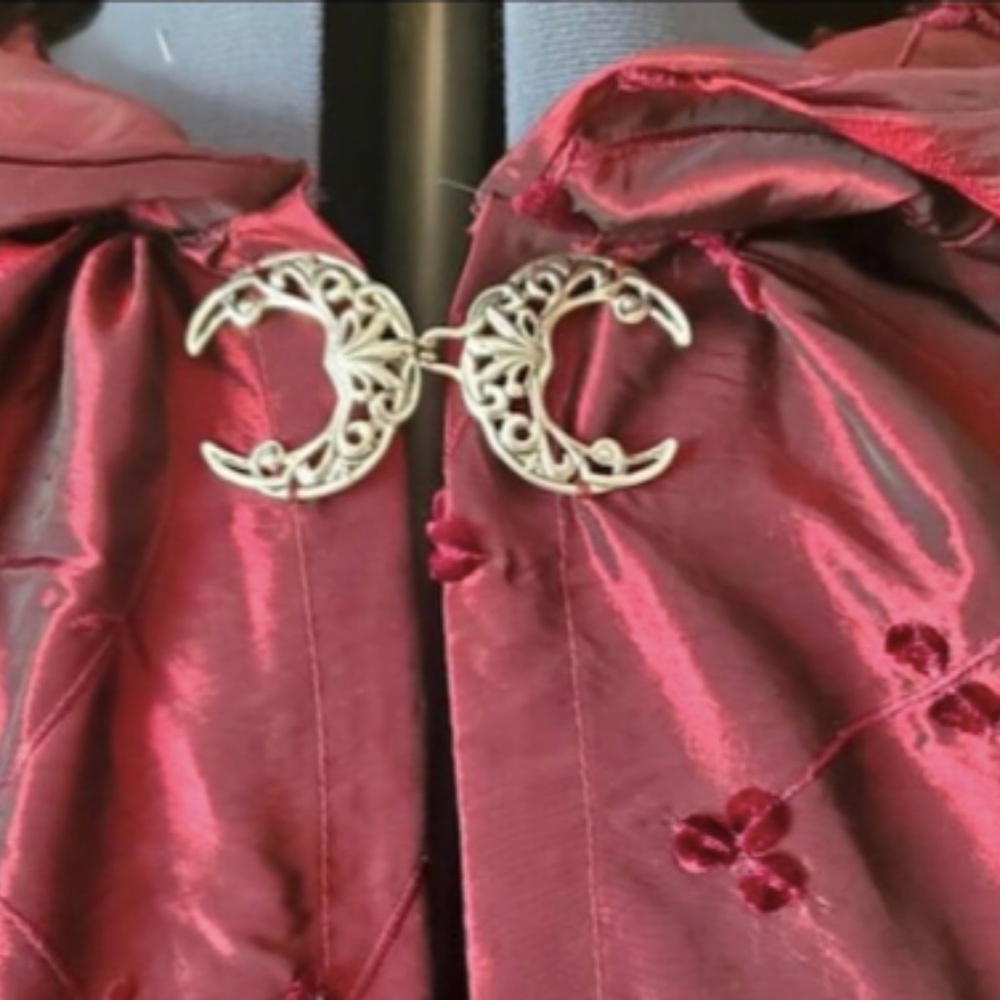 Moon cloak clasp in silver gorgeous! - Picture 6 of 6
